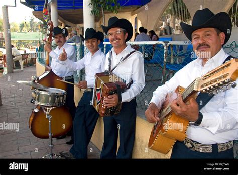 Mexico mariachi band hi-res stock photography and images - Alamy