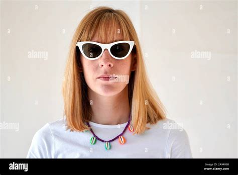 Jeune femme blonde lunettes Banque de photographies et dimages à haute résolution Alamy