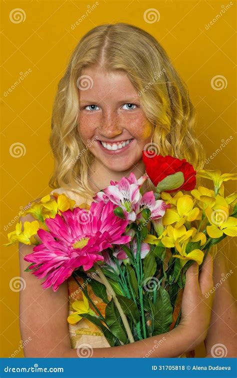 Belle Fille Blonde Avec Des Taches De Rousseur Tenant Un Bouquet Des