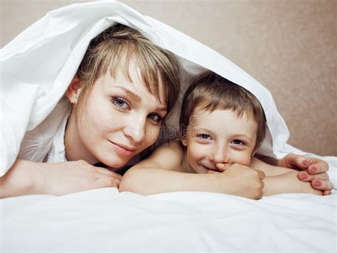 Junge Blonde Frau Mit Kleinem Jungen Im Bett Mutter Und Sohn Gl Ckliche Familie Stockbild