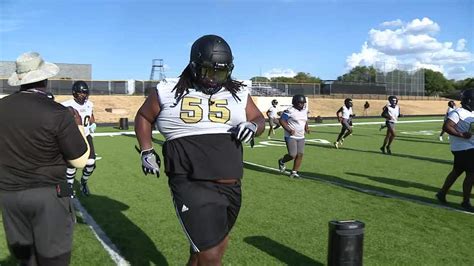 TCU's 455-pound offensive lineman from South Oak Cliff goes viral online | FOX 4 Dallas-Fort Worth