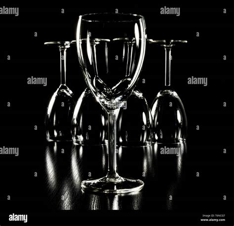 Silhouette of wine glasses hi-res stock photography and images - Alamy