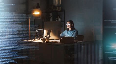 Computador De Mulher De Neg Cios Ou Codifica O No Escrit Rio Noturno