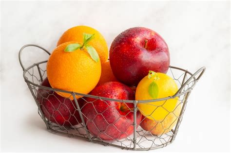 Una Canasta De Frutas Un Conjunto De Vitaminas Una Canasta De Metal