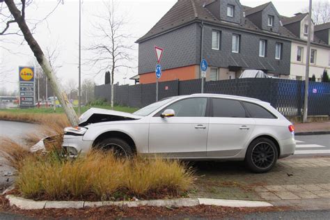 Suff Fahrer Kracht Mit Audi Gegen Baum In Mettmann Polizei Vereitelt