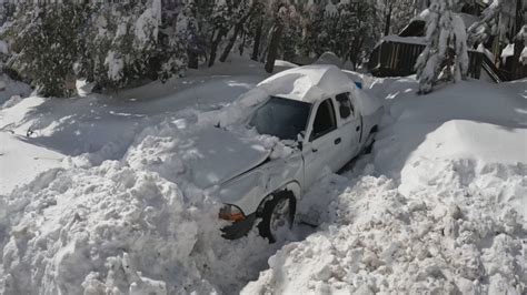 Avalanche blocks roads on California's Mount Baldy