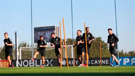 Con Messi A La Cabeza Argentina Se Entren Con El Plantel Completo