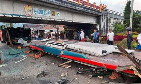 Bus Sipirok Nauli Tabrak Fly Over Di Padang Panjang Penumpang