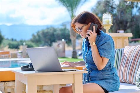 Mujer De Negocios De Mediana Edad Usando Laptop Al Aire Libre Foto