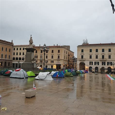 Sassari Manifestanti Obbligati A Rimuovere Le Tende Durante Coprifuoco