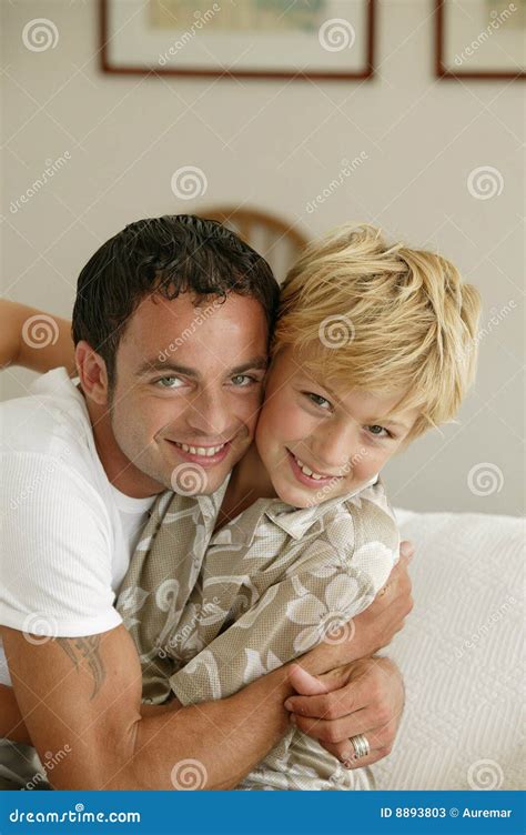 Jeune Homme étreignant Le Petit Garçon Image stock Image du étreindre