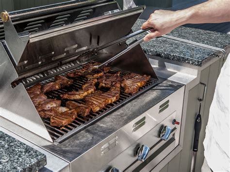 Charcoal Grill vs Gas Grill: Which is the Best for Your South Carolina Outdoor BBQ Party?