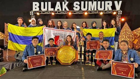 Kps Fh Unair Surabaya Juara Kompetisi Peradilan Semu Perdata Tingkat