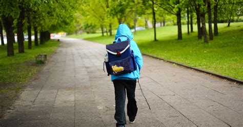 Marcher seul pour aller à l école Mamanpourlavie