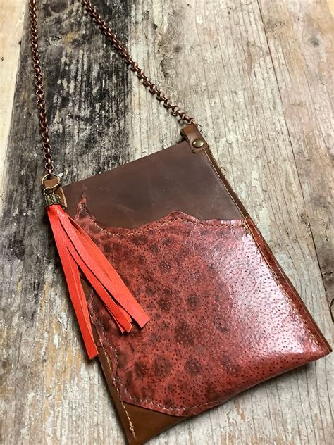 POCHETTE PORTABLE CUIR ROUGE Iguan Atypikskin