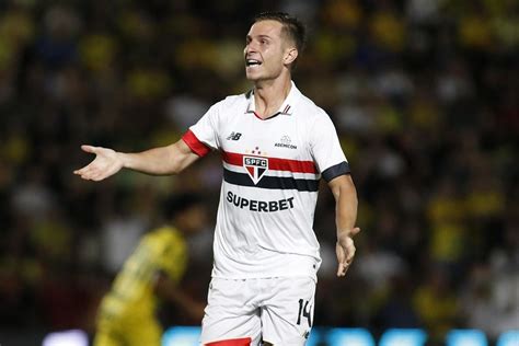 Presidente do São Paulo reclama de arbitragem após empate