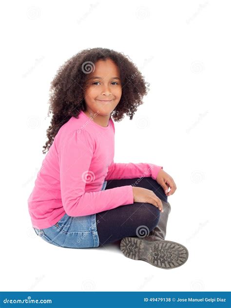 Petite Fille Africaine Adorable Sasseyant Sur Le Plancher Photo Stock