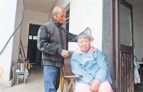 守护亲情 幸福永伴 义乌七旬老人悉心照顾瘫痪妻子13年 义乌瘫痪 义乌新闻