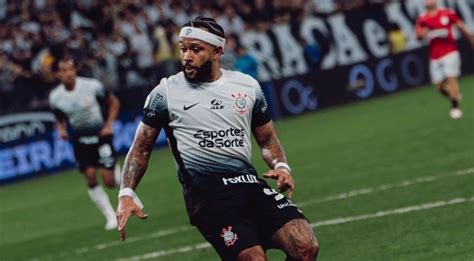 Memphis Depay Marca Em Cobran A Perfeita E Corinthians Busca Ampliar