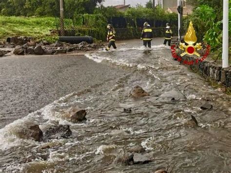 Maltempo Nel Catanese Case Allagate E Auto Trascinate Verso Il Mare