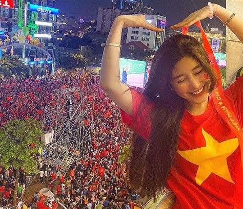 Hot girl Việt khoe ảnh đi bão ăn mừng lớn khi U Việt Nam vô địch