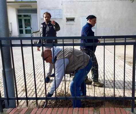 La Pioggia Impedisce L Entrata A Scuola A Zambra