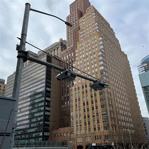 Retail analysts explain the decline in foot traffic at manhattan mall nyc 3