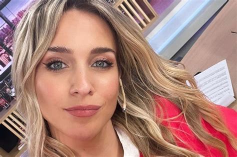 Soledad Fandiño se mostró tomando sol desde un yate con una bikini azul al borde de la censura