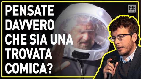 Beppe Grillo nel 2019 si presentò con la mascherina prima del Covid