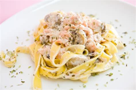 Tagliatelle Salm O Fumado E Cogumelos Mulher Portuguesa