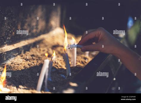 Personas Orando En La Iglesia Fotos e Imágenes de stock - Alamy