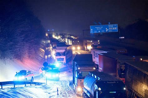 Verkehrschaos Welche Routen Betroffen Sind Staus Auf Autobahnen Wegen