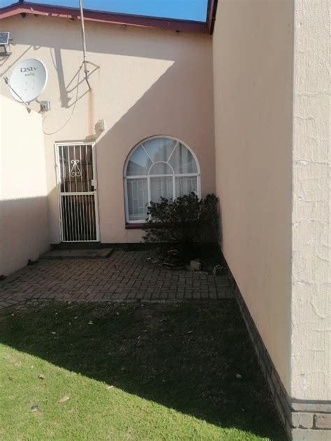 3 Bedroom Townhouse for sale in Witbank Ext 10 - P24-112843150