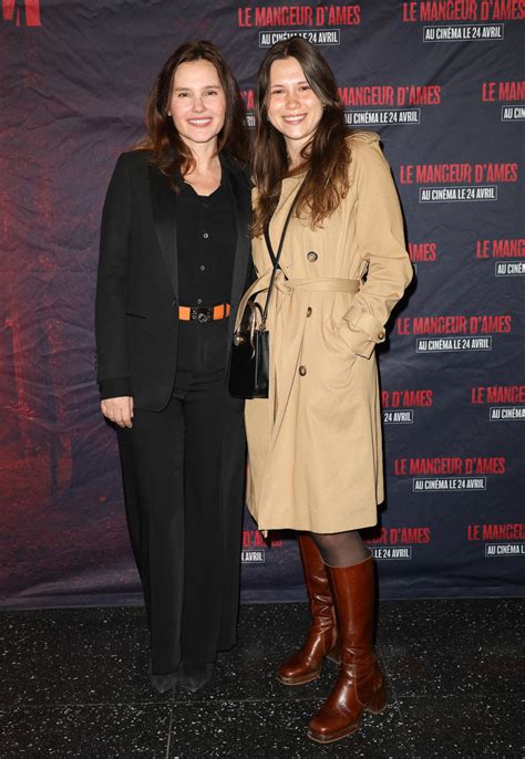 Virginie Ledoyen Et Sa Fille Lila Complices Sur Le Tapis Rouge Du Film