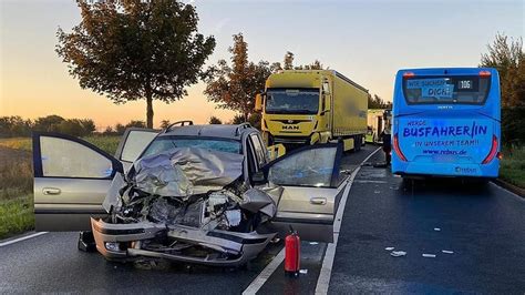 80 jährige Autofahrerin kracht frontal in Lkw und stirbt