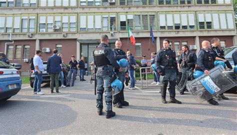 Rivolta Nel Carcere Minorile Beccaria Di Milano Dopo Le Accuse Di