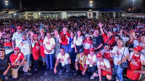 asistentes archivos Bicentenario del Perú