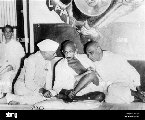 MKG33120 Mahatma Gandhi Discutiendo Con Jawaharlal Nehru Y Sardar