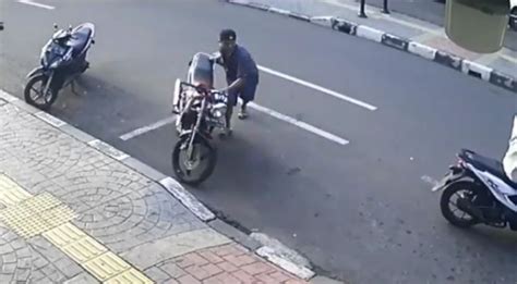 Terekam Cctv Aksi Maling Motor Berjaket Ojol Di Sunter Jaya Viral Di