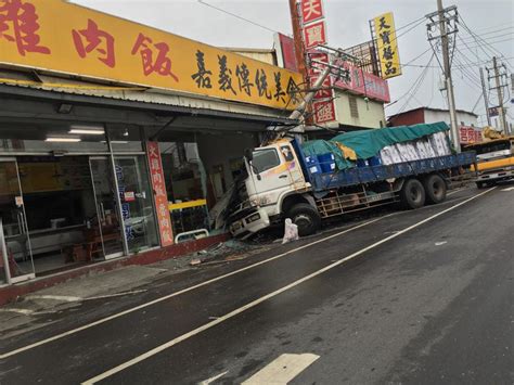 疑煞車失靈 大貨車撞上雞肉飯店