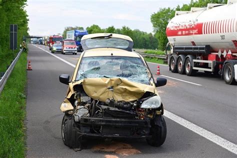 A Bei Rheinbach Auto F Hrt Auf Lkw Auf Eine Verletzte