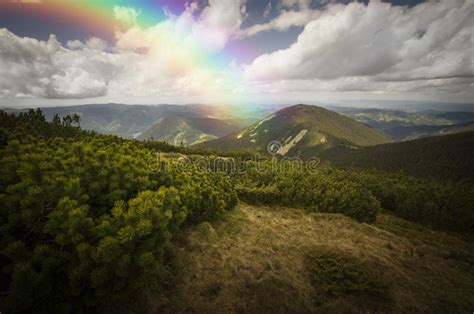 Arco Iris Sobre Paisaje Y Las Nubes Blancas En El Cielo Azul Foto De