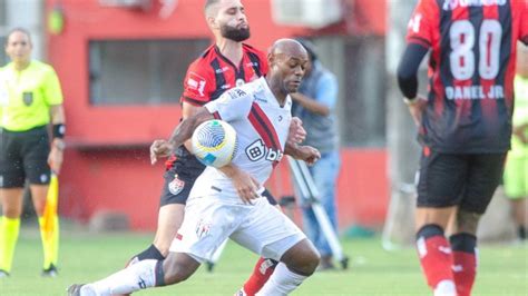 Atlético GO vence respira na tabela e afunda Vitória no Z 4