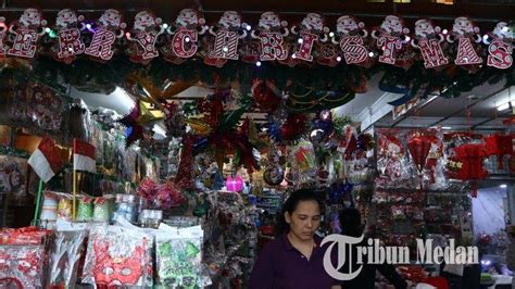 Berita Foto Permintaan Pernak Pernik Natal Meningkat Jelang Perayaan