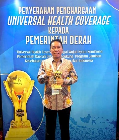 Berprestasi Dibidang Kesehatan Bupati Fdw Terima Penghargaan Uhc Award