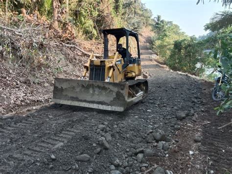 Anggota Satgas TMMD Lanjutkan Pekerjaan Penghamparan Sirtu Di Jalan