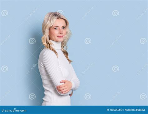Fille Attirante Adulte De Portrait De Profil Cauasian Et Scandinave De Femme Blonde Belle Sur
