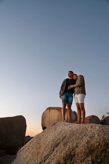 Couple Gay Sur La Plage Photo Gratuite