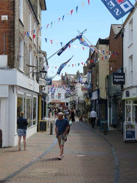 Late Night Shopping In Cowes I Love Cowes