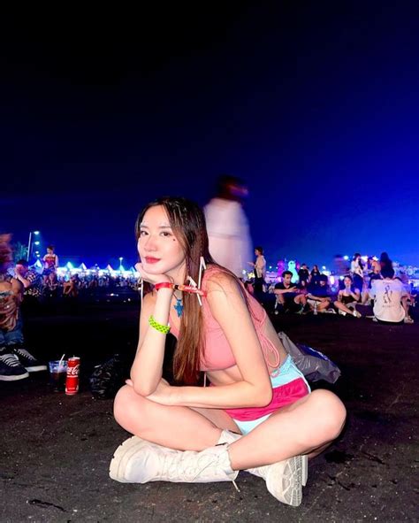 Đại náo lễ hội âm nhạc hot girl Việt có bị lép vế khi đặt cạnh dàn gái xinh nước ngoài